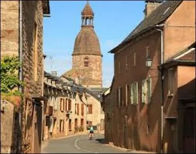 Nous d&eacute;ambulons dans les rues de Saint-Saturnin-de-Lenne. Commune du Midi-Pyr&eacute;n&eacute;es, dans l'arrondissement de Millau, elle se situe dans le d&eacute;partement ...