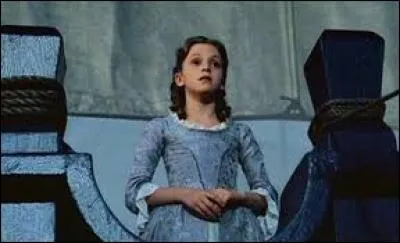 Au début, comment s' appelle la petite fille qui chante sur le bateau ?