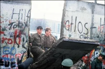 À la suite de la chute du mur de Berlin, plusieurs pays anciennement communistes d'Europe de l'Est ont adhéré à l'Union européenne. Lequel de ces pays n'a pas rejoint l'Union européenne après la chute de ce mur ?