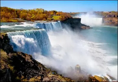 Quelle est la hauteur totale des chutes du Niagara ?