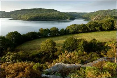 Quel est ce fleuve côtier breton, sur lequel sont bâtis deux barrages, dont celui de Guerlédan, qui donne naissance au plus grand lac artificiel de la région ?