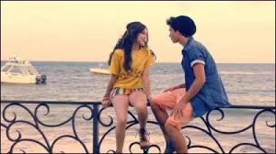 Comment s'appelle le garçon à côté de Luna ?