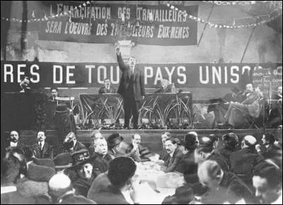 Le 1er mai 1889, la Deuxième Internationale ouvrière déclare que le 1er mai sera désormais...