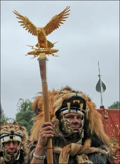 L'armée se compose de plusieurs légions, chacune ayant un étendard. Quel est-il ?