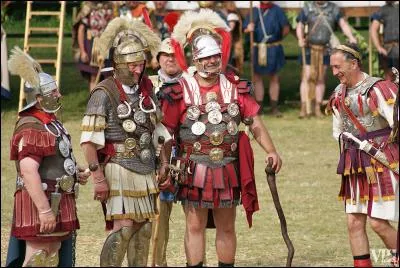 Qui est son aide de camp ?