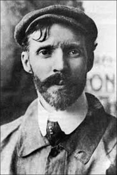 Pouvez-vous me citer le nom de cet aviateur (1874-1958), aussi constructeur d'automobiles et d'avions, ayant effectué le tout premier vol au monde en circuit fermé au-dessus de l'aérodrome d'Issy-les-Moulineaux, le 13 janvier 1908, à bord de son aéroplane (un Voisin) sur une distance de 1 km ?