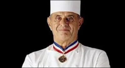 En 1946, Paul Bocuse, alors âgé de 20 ans, de retour à Lyon en héros démobilisé de la Seconde Guerre mondiale, reprend son apprentissage au restaurant trois étoiles "Au Col de la Luère" à Pollionay. Mais quel(le) grand(e) cuisinier(ère) tenait ce restaurant à cette époque? (Photo : Paul Bocuse).
