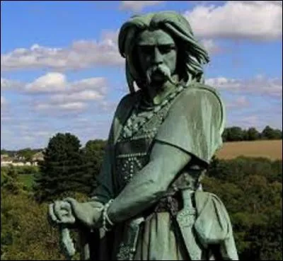 De quelles tribus gauloises, Vercingétorix, né aux environs -80, mort en -46 à Rome, était-il le chef ? 
Il fédéra par la suite la plupart des peuples gaulois contre l'envahisseur romain et son général Jules César.