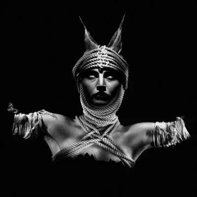 Dans la mythologie étrusque puis romaine, elle représentait la déesse de la mort alors que dans la mythologie grecque, elle symbolisait la folie. Qui est-elle ?