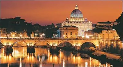 Quelle capitale est surnommée "La ville aux sept collines" ?