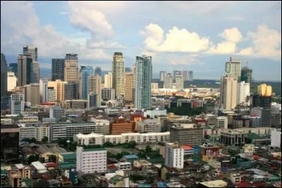 Quelle capitale porte le même nom que celui d'un jeu de cartes ?