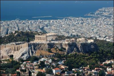 Quelle capitale est baignée par la mer Egée ?