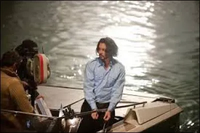 De quelle couleur est le pyjama de Johnny Depp ?