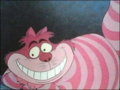 Qui le chat du Cheshire a-t-il bousculé alors qu'elle était en train de tricher au criquet ?