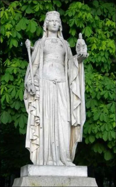 Bertrade de Laon est plus connue sous le nom de Berthe au Grand Pied. De qui était-elle la mère ?