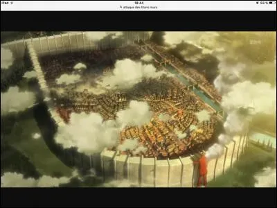 Quel est le nom de la ville dont le mur protecteur a été rebouché par le jeune Eren Jägger en se transformant en titan ?