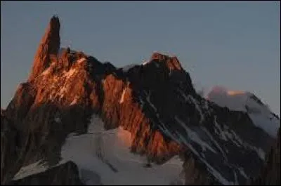 Dans laquelle de ces chaines montagneuses se situe la "dent du Géant", sommet culminant à plus de 4000 mètres ?