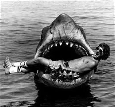 Entre les dents acérées de ce requin, pose le réalisateur ayant marqué l'histoire du cinéma en 1975, avec son long-métrage "Les Dents de la mer". Qui est ce fameux cinéaste ?