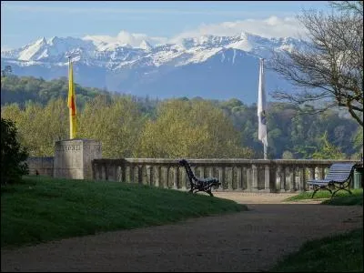 Région Aquitaine Limousin Poitou Charentes - le golfe de Gascogne - la ville de Saint-Jean-de-Luz - variation d'altitude de 3 000 mètres entre les points le plus bas et le plus élevé du département