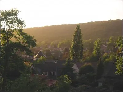 La région Ile-de-France - département officiellement créé le 1er janvier 1968 par démembrement de l'ancienne Seine-et-Oise - l'autoroute A6 - la ville d'Épinay-sous-Sénart