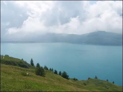 La ville de Saint-Jean-de-Maurienne - 90 % du territoire de ce département est situé en zone de montagne - les bataillons de chasseurs alpins (BCA) - le Parc naturel régional de Chartreuse