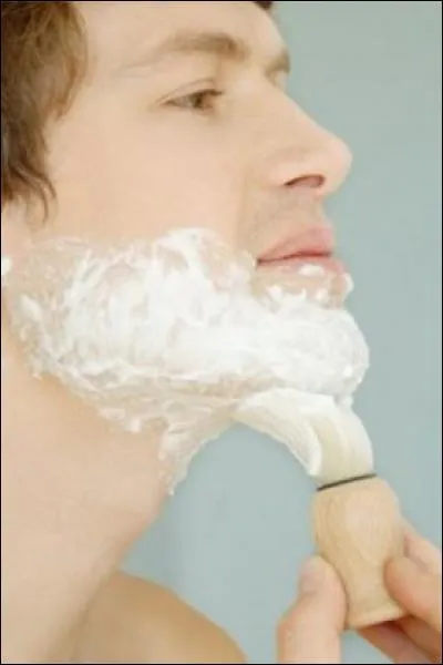 Quand les hommes se rasent, ils utilisent ce produit.