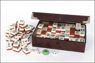 Dans quel jeu utilise-t-on des dominos appelés "tuiles" ?