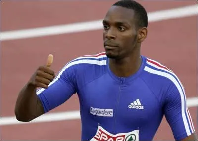 Quel est le nom du premier athlète français à avoir couru le 100 mètres en moins de dix secondes ?