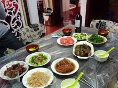 La table est couverte de ---.