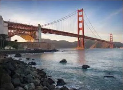 Dans quel pays se situe le Golden Gate Bridge qui est un pont suspendu ?