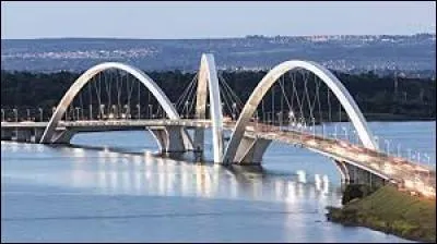 Dans quel pays pourrez-vous trouver le pont Juscelino Kubitschek ?