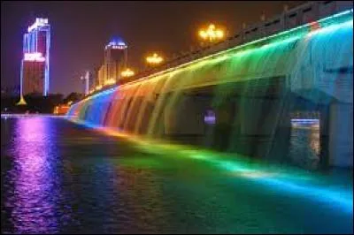 Dans quel pays pourrez-vous admirer le pont Banpo Bridge qui possède une fontaine colorée aux couleurs de l'arc-en-ciel ?