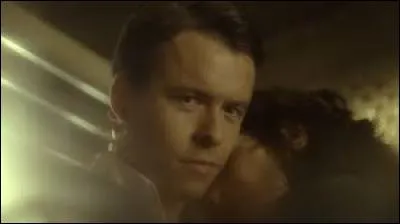 Avec qui Julian s'entraîne-t-il à l'escrime ?