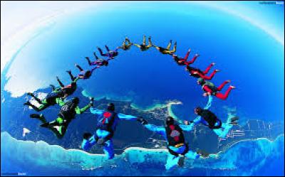 Son parachute ne l'a pas aidé, il est mort en sautant de la tour Eiffel, écrasé ! Comment est-ce possible ?