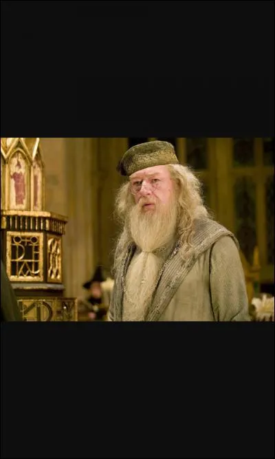 Qui prévient Dumbledore que les 2 écoles sont arrivées ?