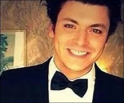 Kev Adams est le grand frère de 2 petits frères.