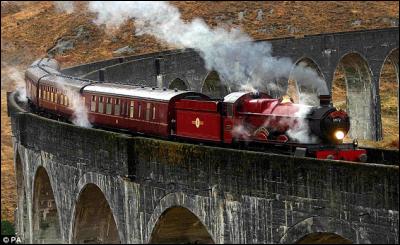 Dans "Harry Potter", comment s'appelle le train qui mène les élèves jusqu'à l'école des sorciers ?