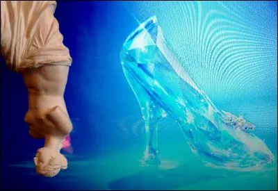 Le conte de Cendrillon, est considéré comme venant d'Égypte. En réalité, le personnage était une courtisane grecque vivant en Égypte ancienne. Quel est son nom ?