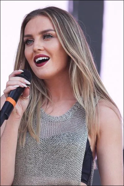 Quelle est la destination où Perrie s'est rendue avec sa mère, sa tante, sa demi-soeur et sa cousine ?