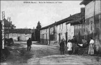 Voici une carte postale ancienne d'Epense. Commune de la Marne, elle se situe dans la nouvelle région ...