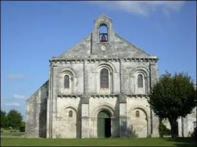 Voici l'église romane de Sainte-Gemme. Commune picto-charentaise, dans l'arrondissement de Saintes, elle se trouve dans le département ...