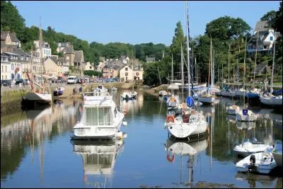 Quelle ville du Finist&egrave;re a donn&eacute; son nom &agrave; une &eacute;cole de peinture ?