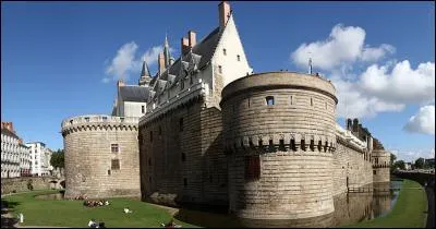 Dans quelle ville est situ&eacute; le ch&acirc;teau des ducs de Bretagne ?
