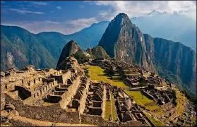Quel est le nom de la célèbre cité inca, encore debout et visitée, que les Espagnols n'avaient pas découverte ?