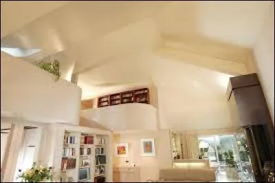 Le plafond de cette maison est vraiment ---.