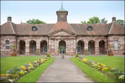 Réputée pour ses thermes, Luxeuil-les-Bains, en Haute-Saône, vous propose un jambon fumé, spécialité locale, qui fait le régal de ses habitants...
