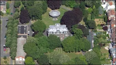 La ville de Croix dans le Nord, abrite l'élégante villa Courois de 1932 et une église de style néogothique. Comment s'appellent ses habitants ?