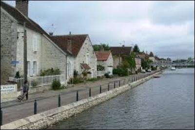 Commune bourguignonne, Champs-sur-Yonne se situe dans le département ...