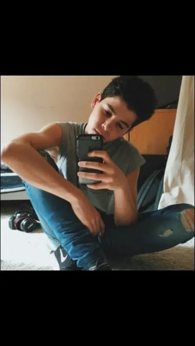 Porte-t-il des lunettes ?