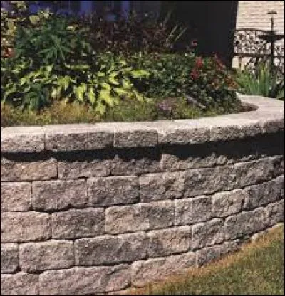 Assis sur le ________ devant la propriété.